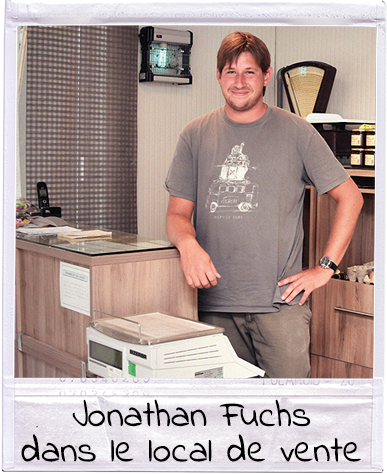 Jonathan Fuchs dans le local de vente - Ferme Schwenger-Fuchs